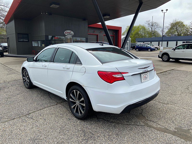 Used 2012 Chrysler 200 S FWD image 2