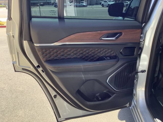 Used 2024 Jeep Grand Cherokee Summit AWD/4WD image 27