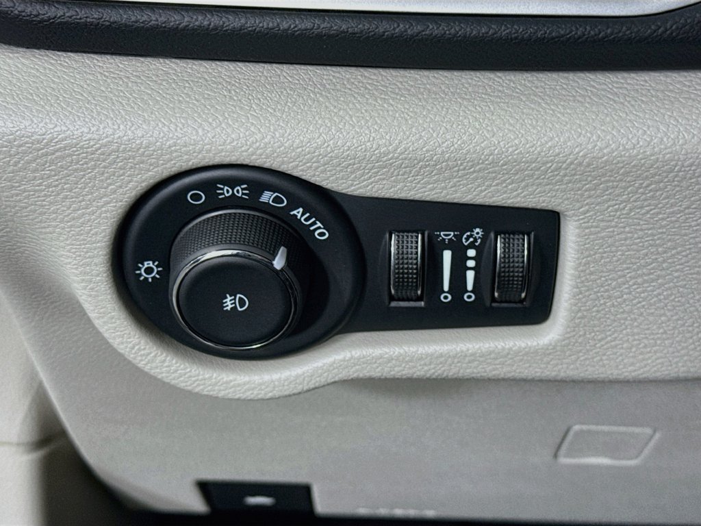 Used 2024 Chrysler Pacifica Touring-L FWD image 18