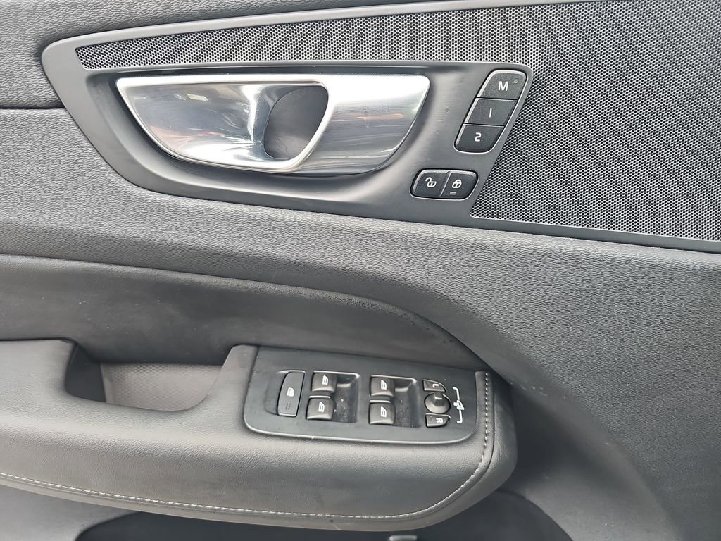 Used 2025 Volvo XC60 B5 Core image 32