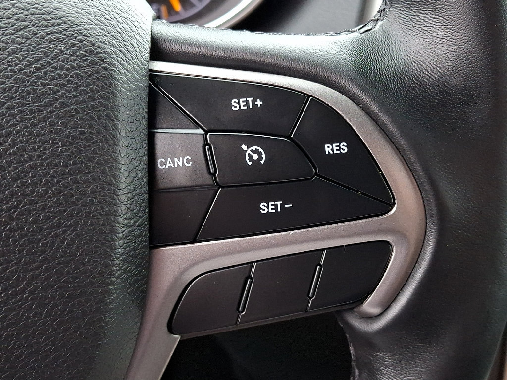 Used 2019 Jeep Grand Cherokee Laredo AWD/4WD image 21