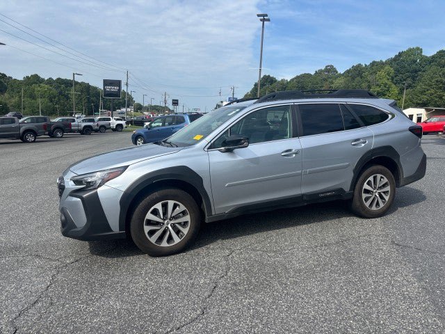 Used 2025 Subaru Outback Premium AWD/4WD image 2