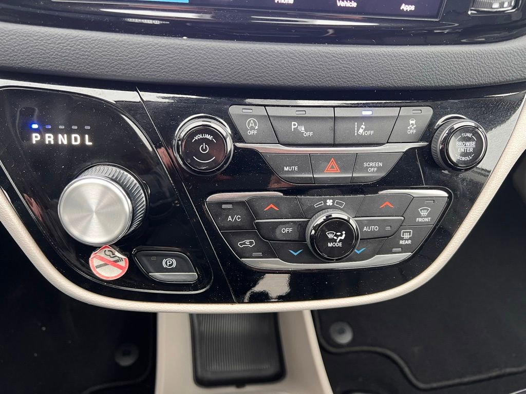 Used 2024 Chrysler Pacifica Touring-L image 29