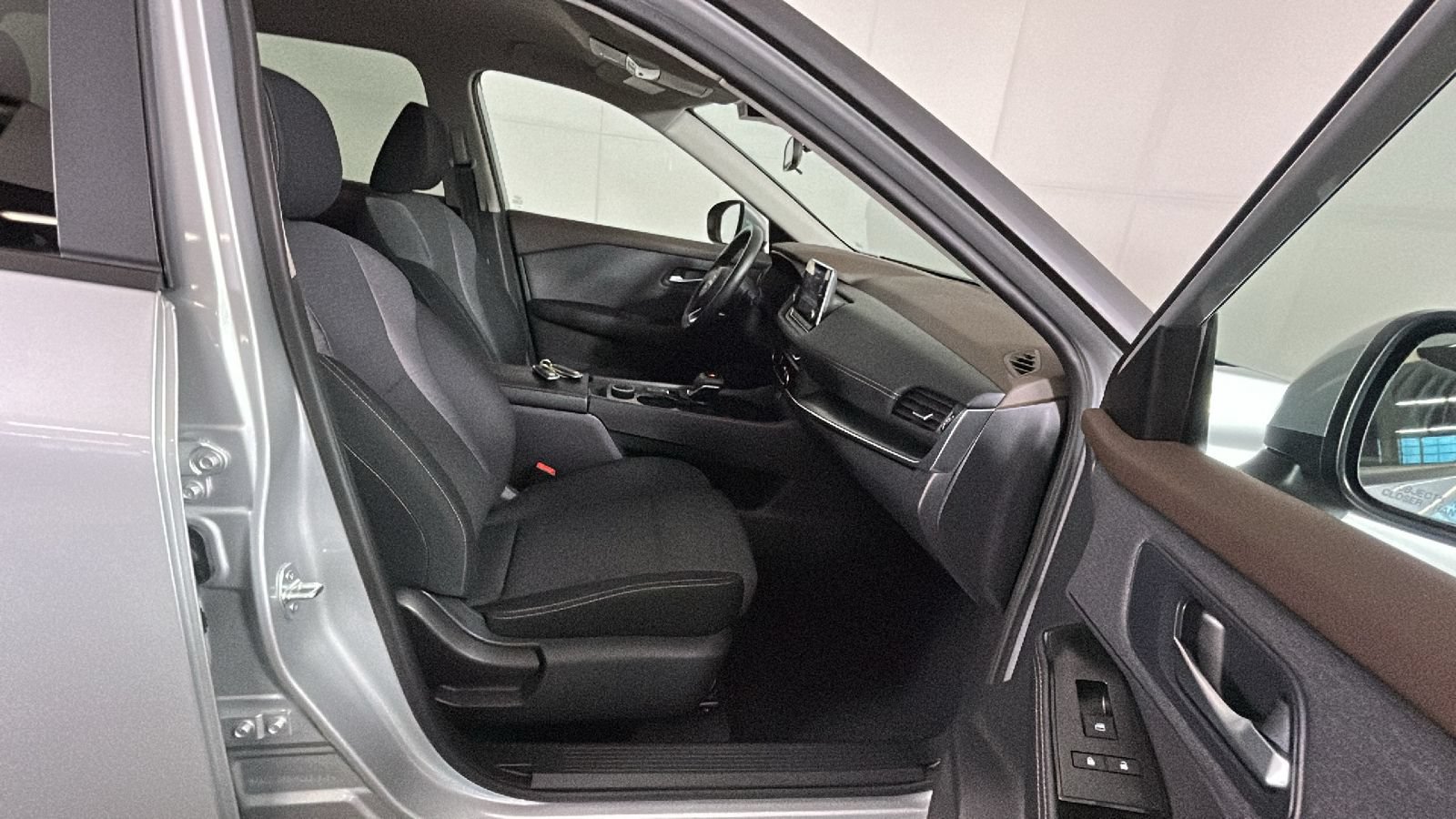 Used 2023 Nissan Rogue SV AWD/4WD image 36