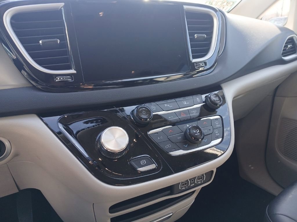 Used 2024 Chrysler Pacifica Touring-L image 21