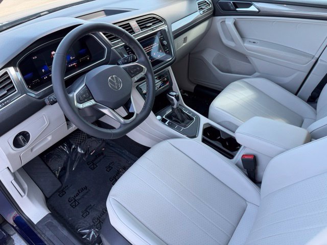 Used 2023 Volkswagen Tiguan SE w/ Panoramic Sunroof Package FWD image 14