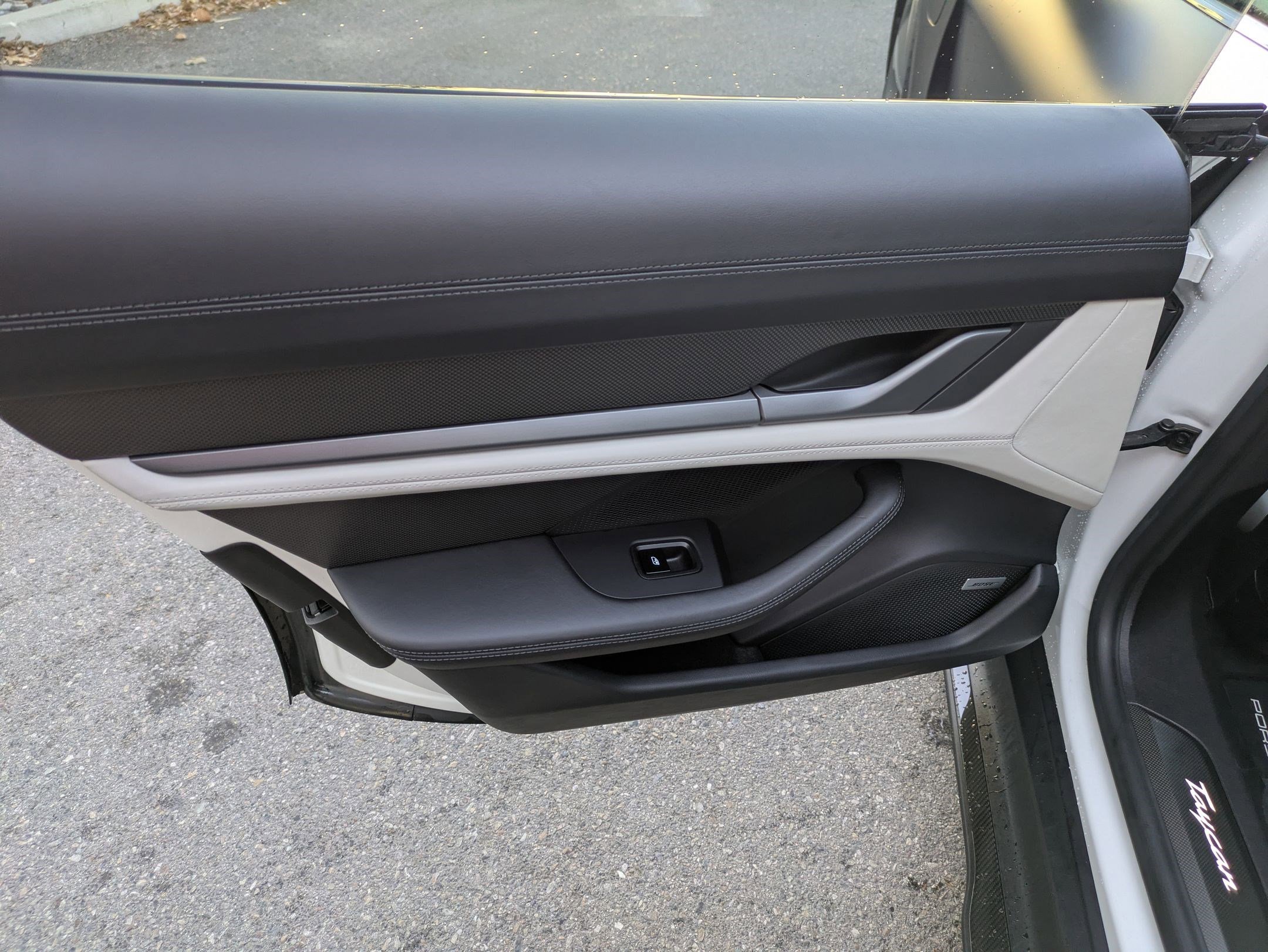 Used 2021 Porsche Taycan Turbo image 31