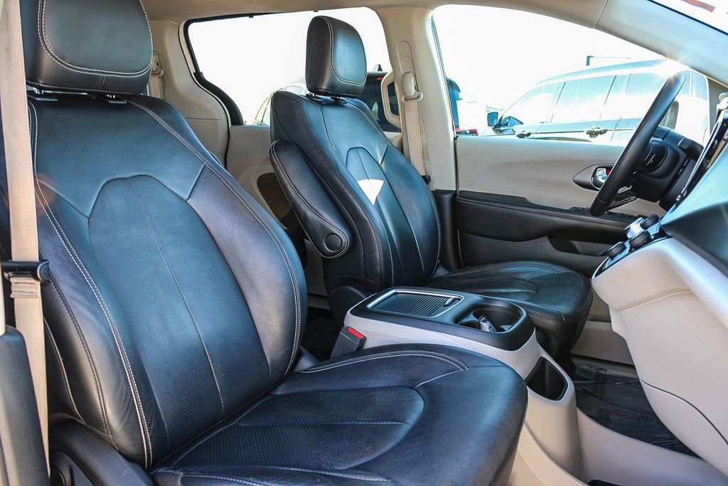 Used 2022 Chrysler Pacifica Touring-L image 15