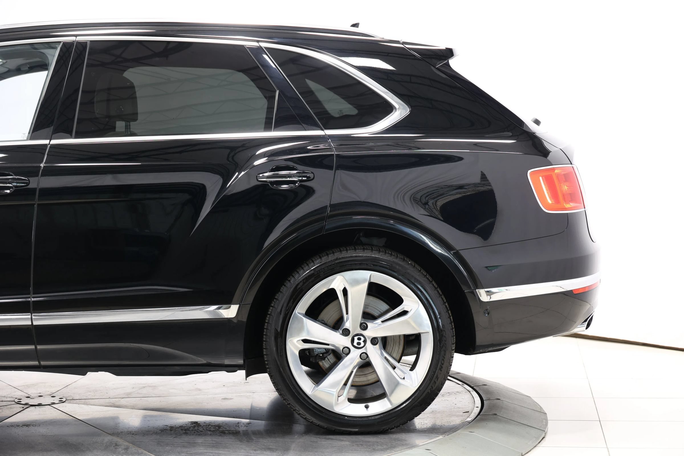 Used 2017 Bentley Bentayga AWD/4WD image 9