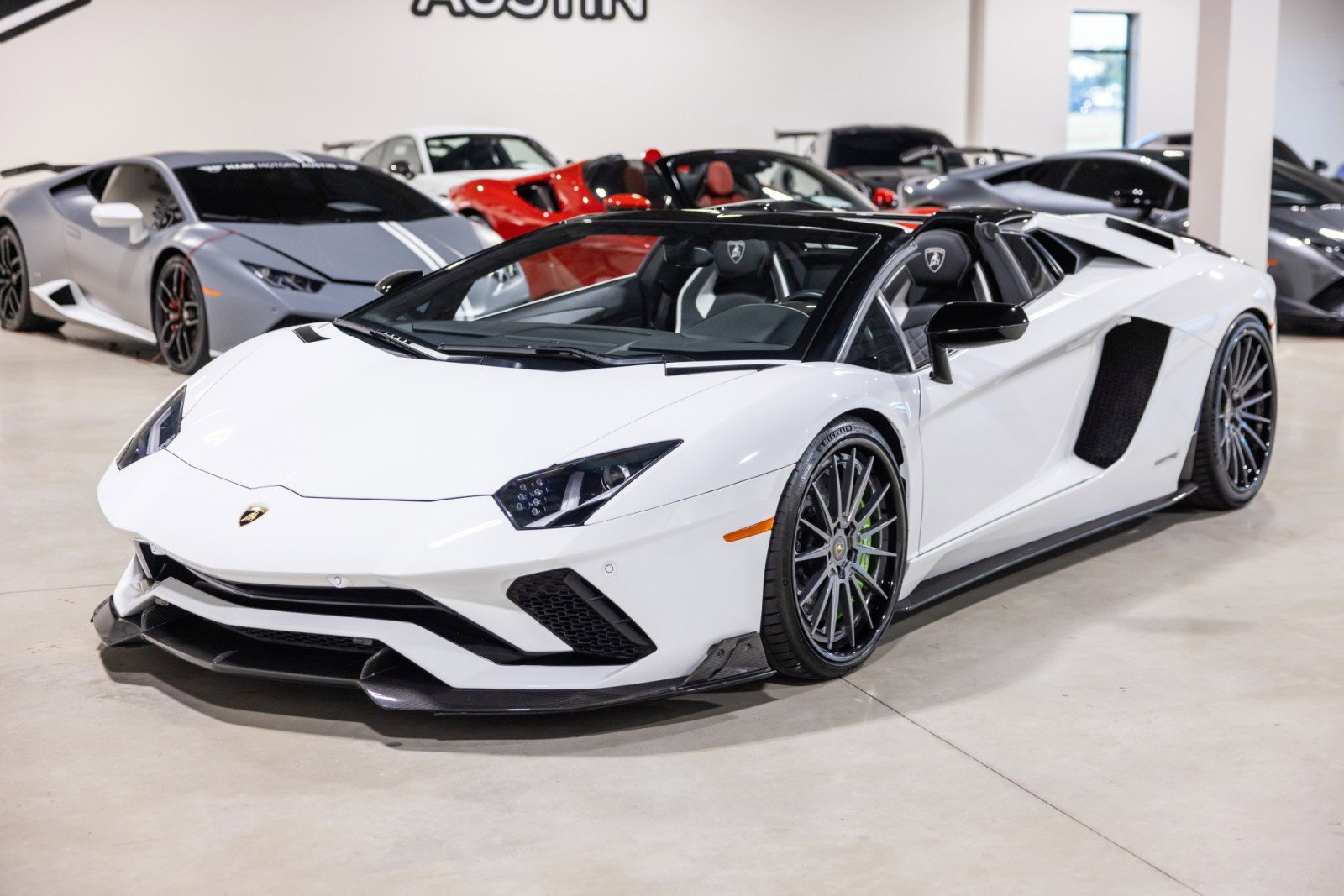 Used 2019 Lamborghini Aventador S image 12