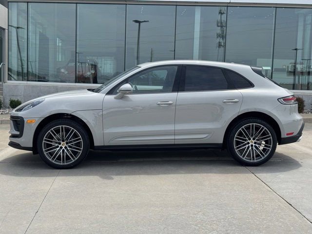 Certified 2025 Porsche Macan AWD/4WD image 2