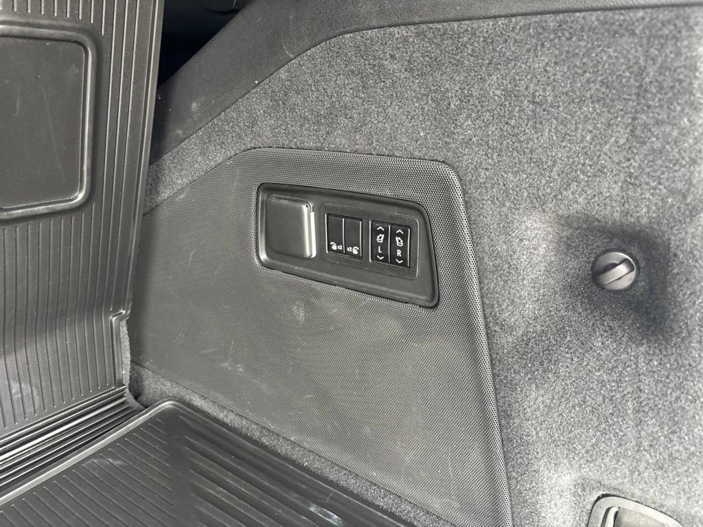 Used 2022 Cadillac Escalade Sport Platinum w/ LPO, ONYX Package AWD/4WD image 18