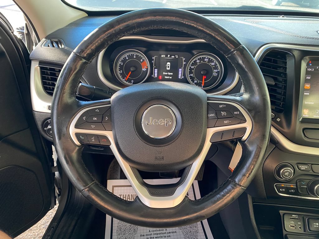 Used 2016 Jeep Cherokee Latitude FWD image 32