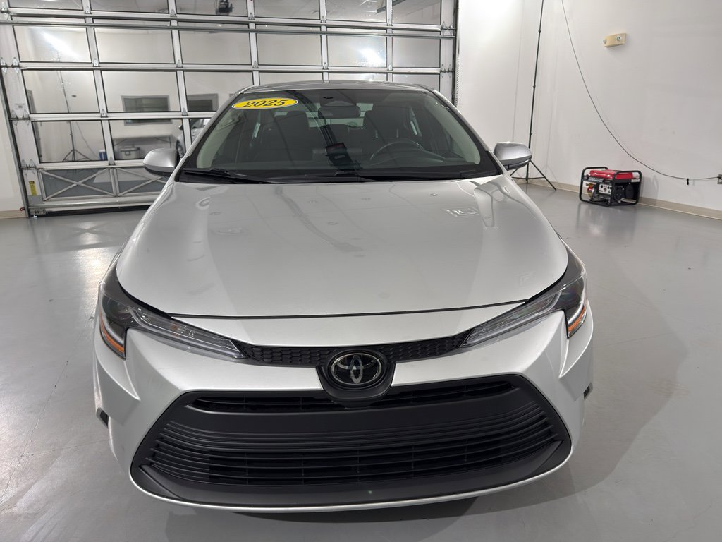Used 2025 Toyota Corolla LE w/ Convenience Package image 4