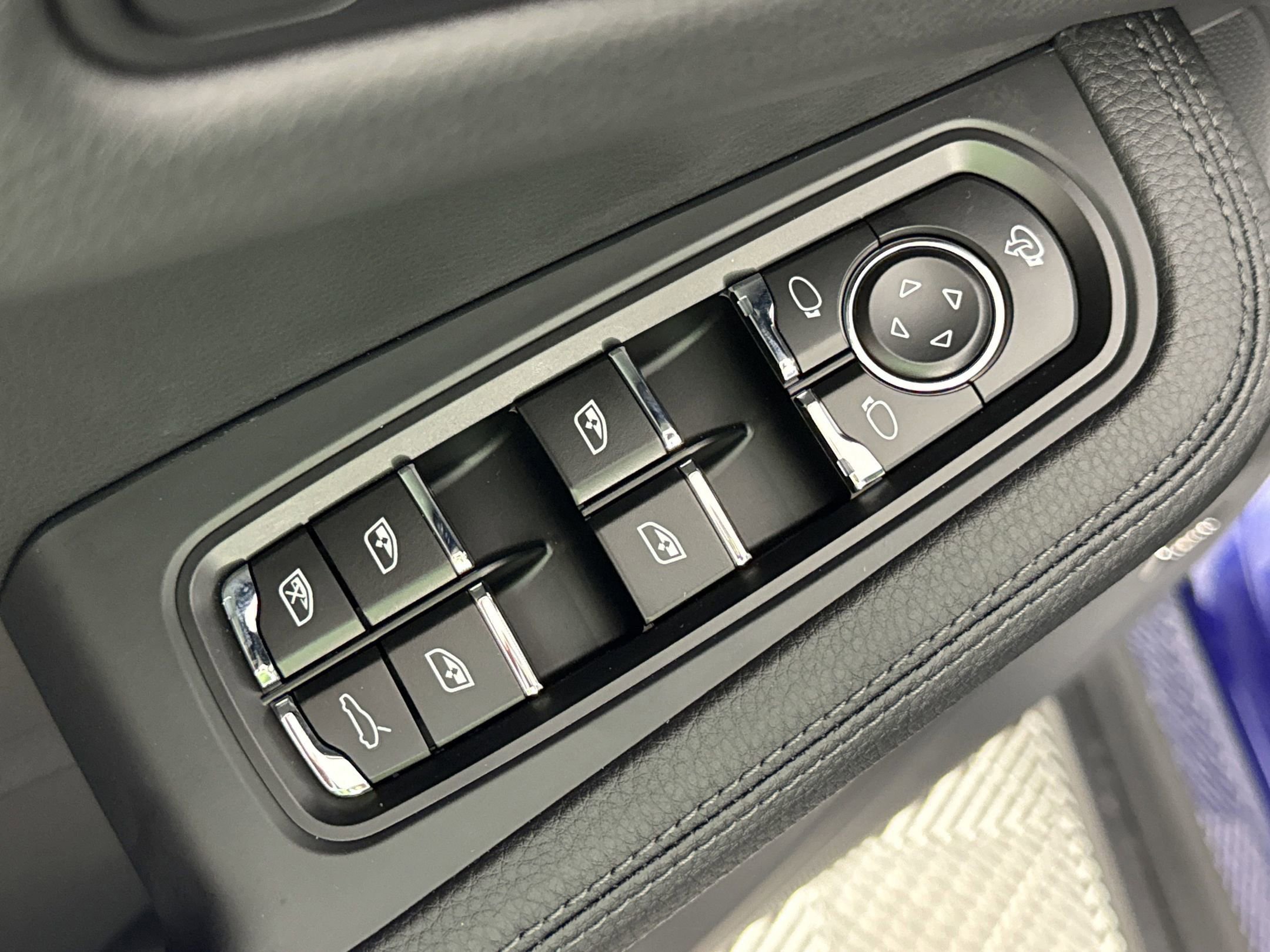 Certified 2025 Porsche Macan AWD/4WD image 13