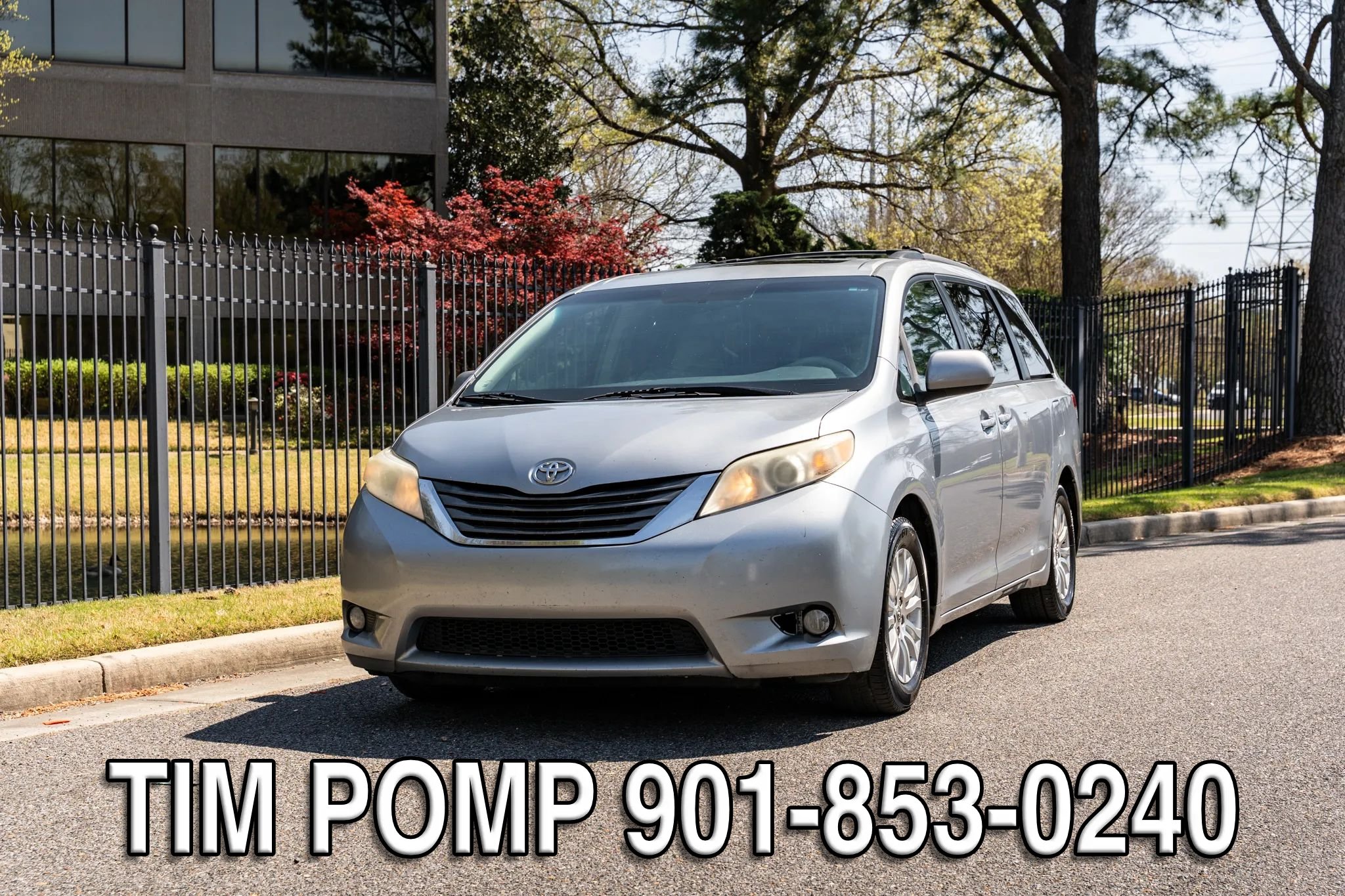 Used 2011 Toyota Sienna XLE w/ Entertainment Pkg FWD image 2