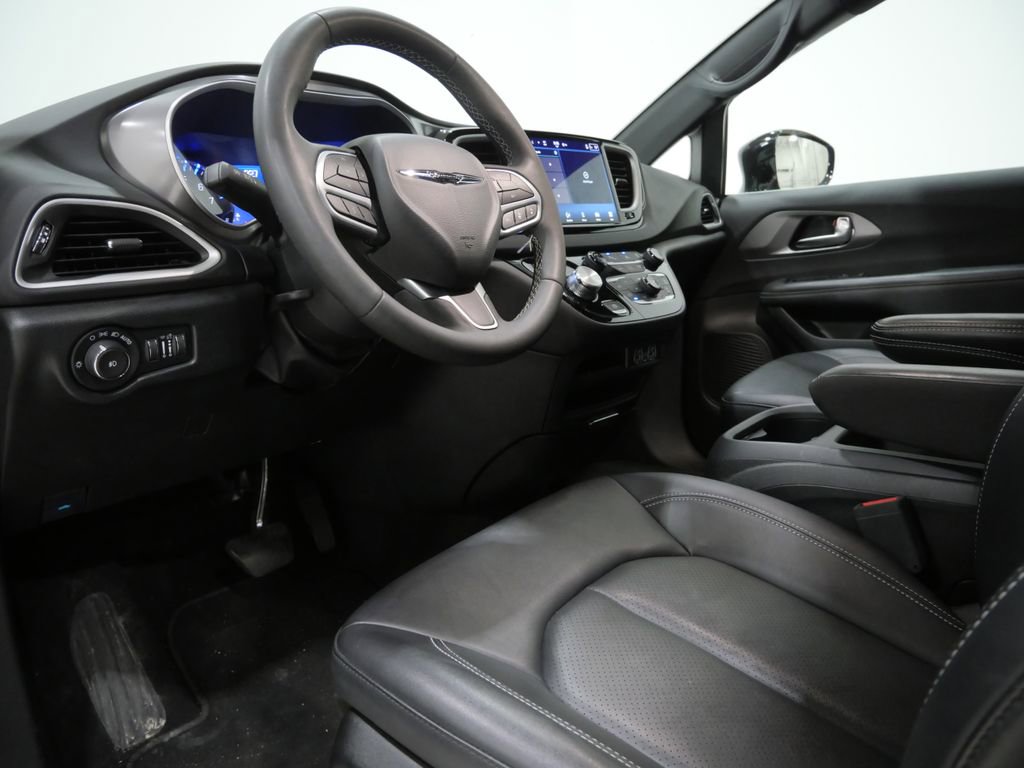 Used 2025 Chrysler Pacifica Select FWD image 11
