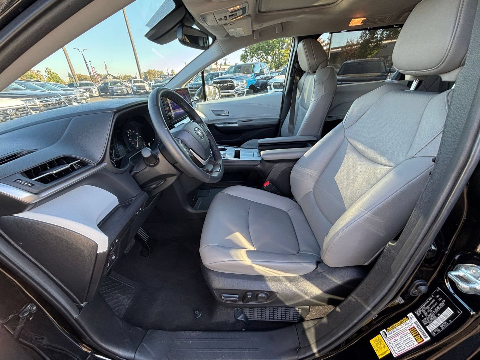 Used 2025 Toyota Sienna XLE FWD image 28