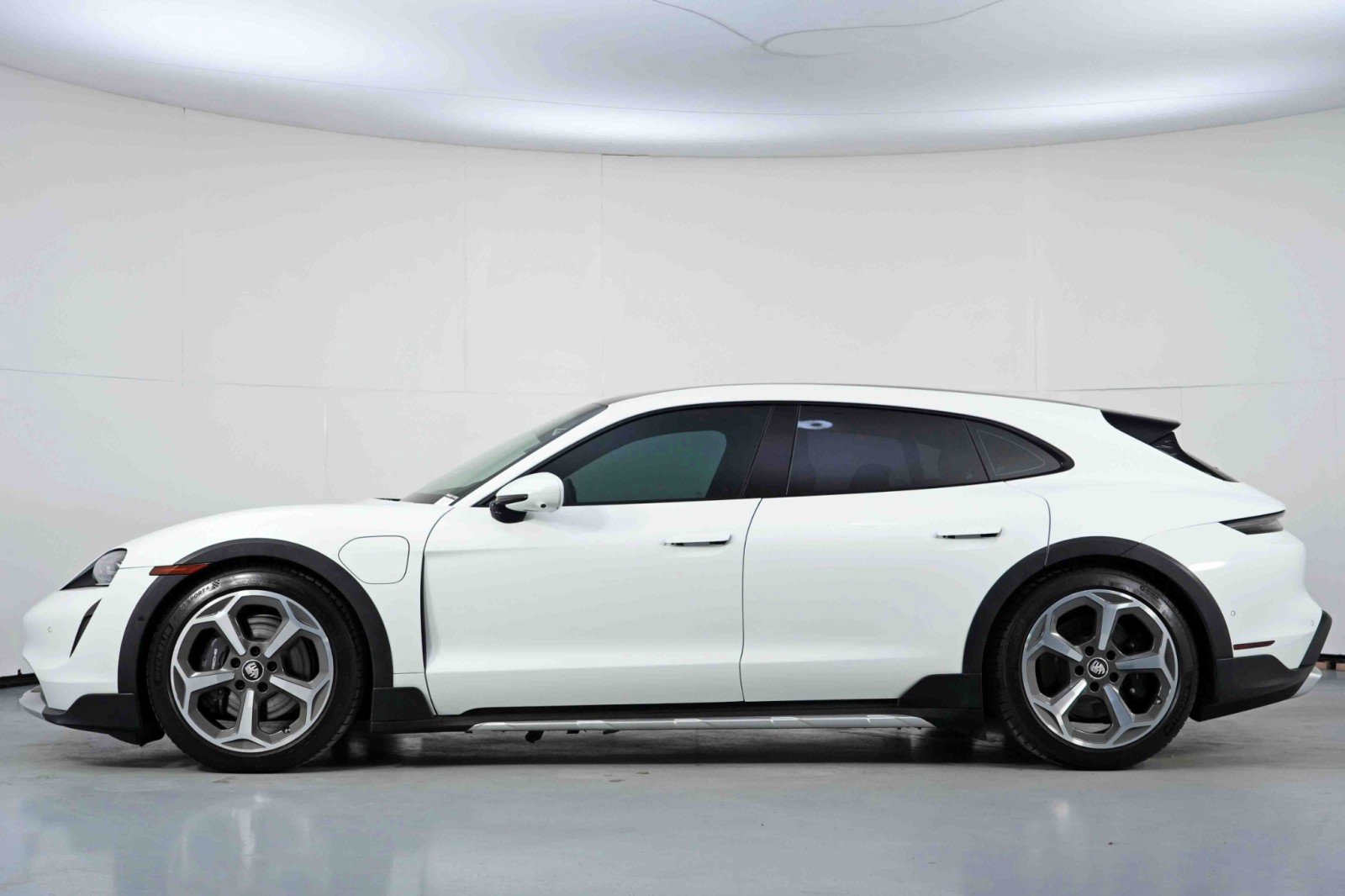 Used 2024 Porsche Taycan 4 Cross Turismo w/ Premium Package AWD/4WD image 9