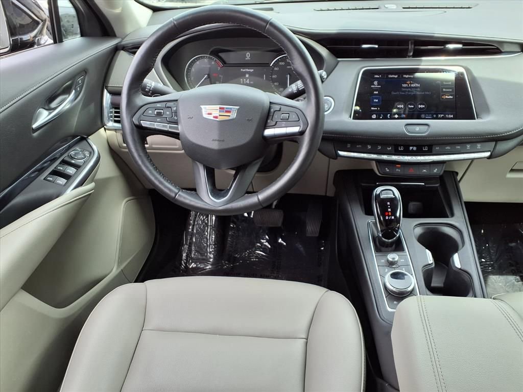 Used 2023 Cadillac XT4 Luxury w/ Cold Weather Package FWD image 16