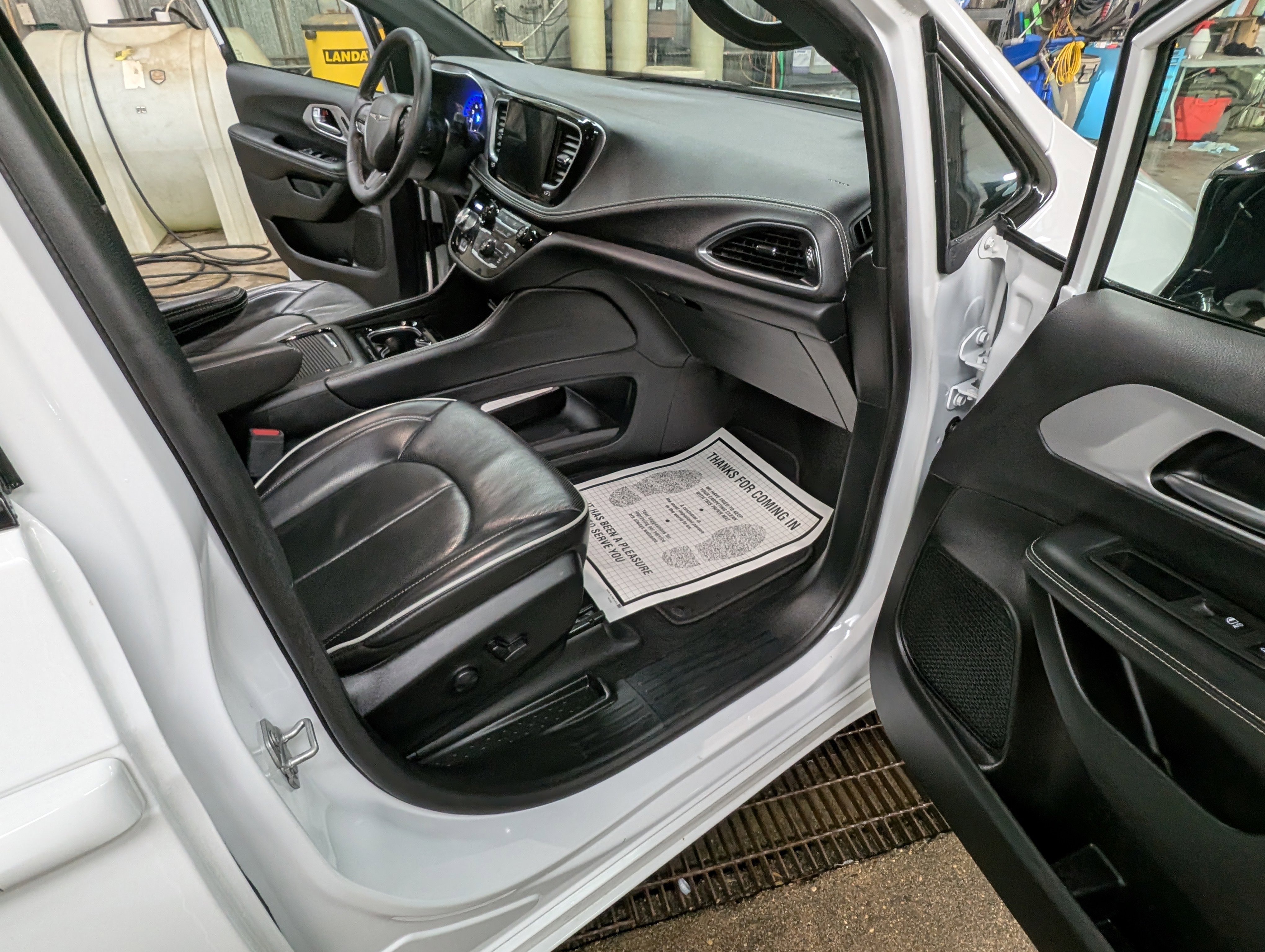 Used 2025 Chrysler Pacifica Limited image 5