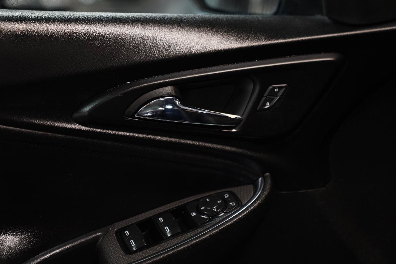 Used 2019 Chevrolet Malibu LT w/ Leather Package FWD image 17