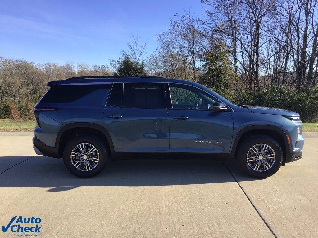 Used 2024 Chevrolet Traverse LT image 2