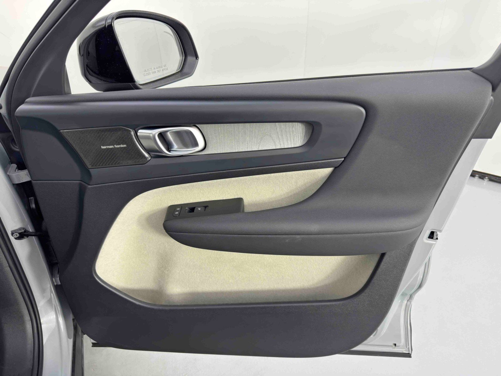 Used 2024 Volvo XC40 B5 Ultimate w/ Protection Package Premier image 47