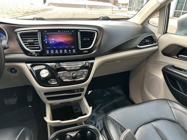 Used 2017 Chrysler Pacifica Touring-L image 18