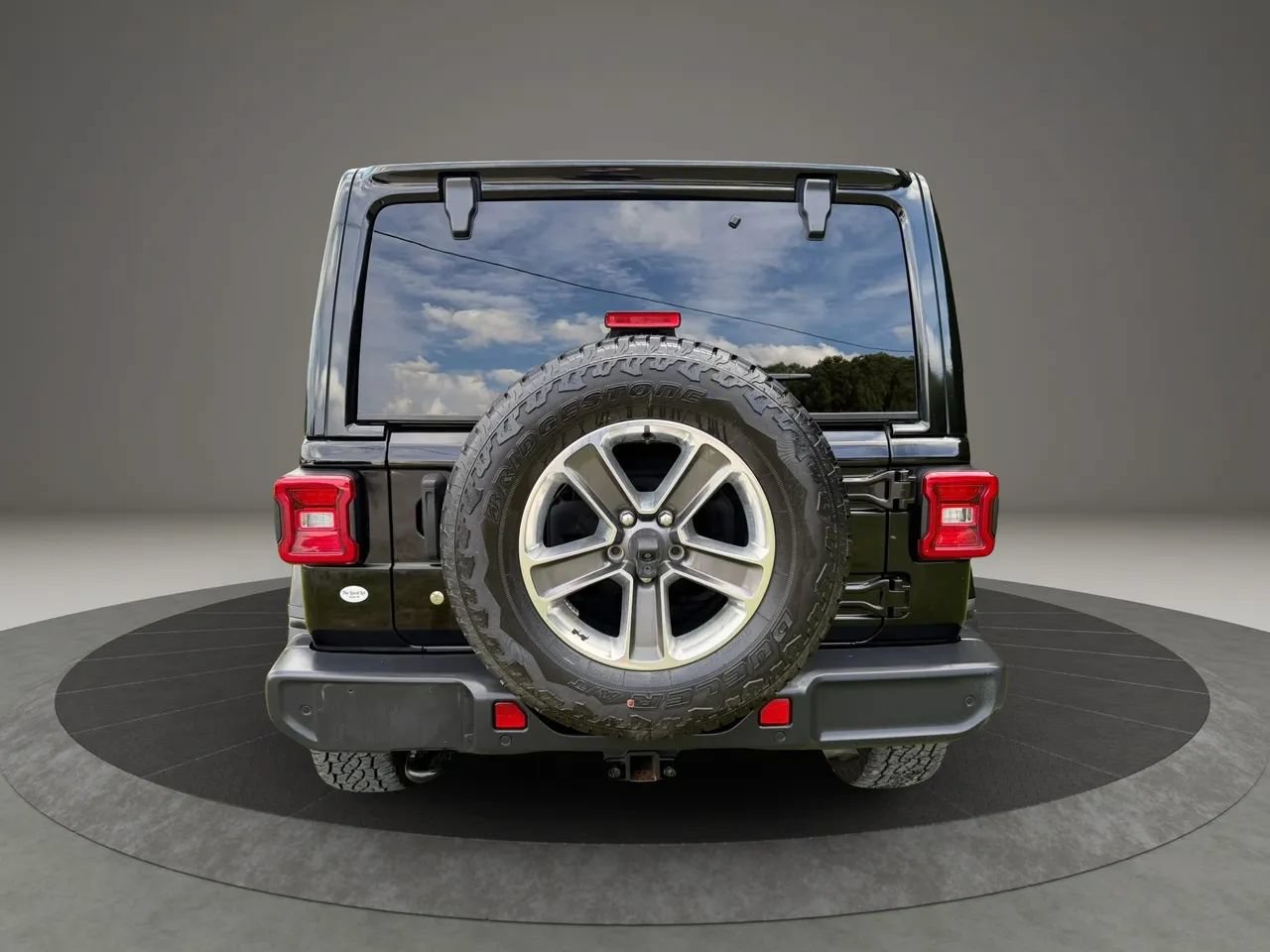 Used 2019 Jeep Wrangler Unlimited Sahara AWD/4WD image 4