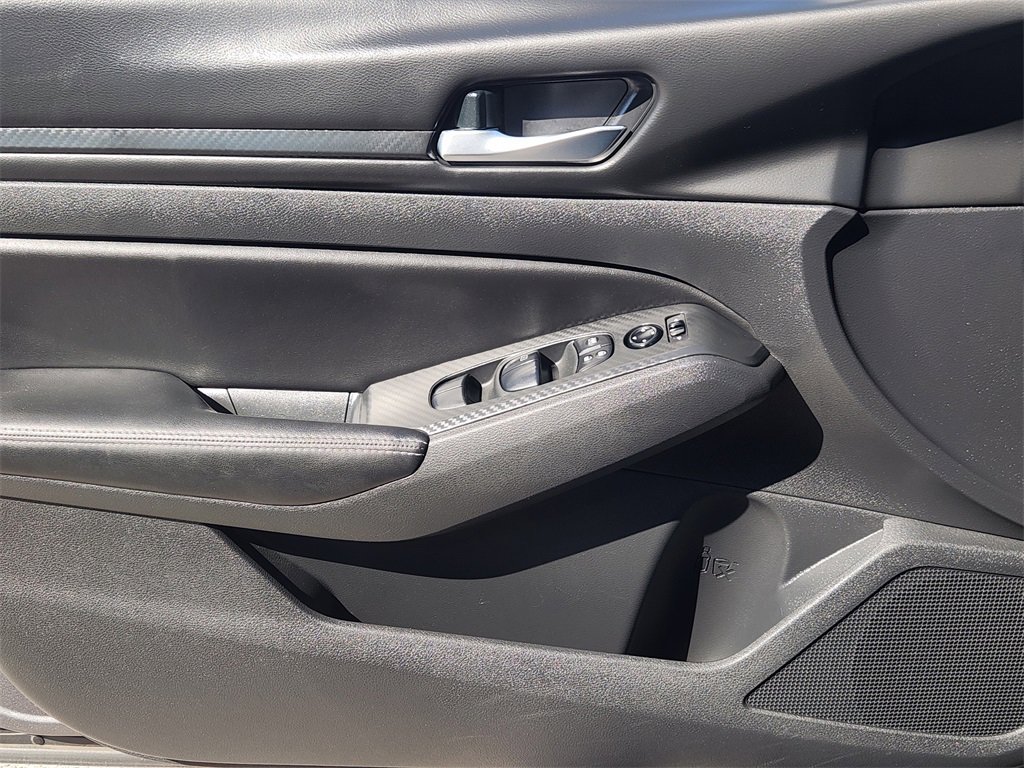 Used 2024 Nissan Altima 2.5 SV image 16