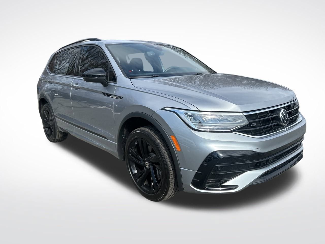 Used 2024 Volkswagen Tiguan SE R-Line image 2