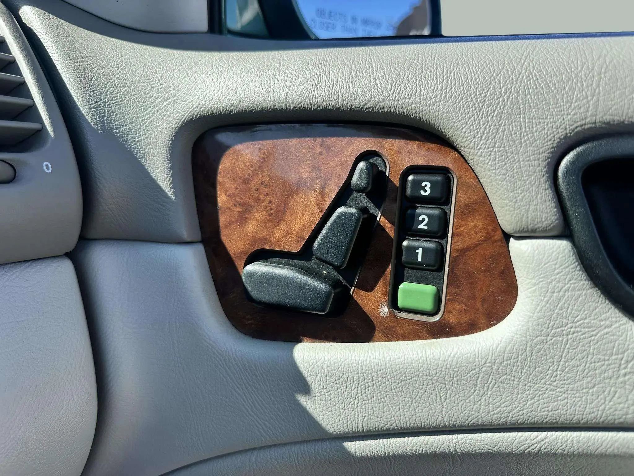 Used 1999 Mercedes-Benz CLK 320 Cabriolet image 24