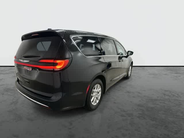 Used 2025 Chrysler Pacifica Select FWD image 3