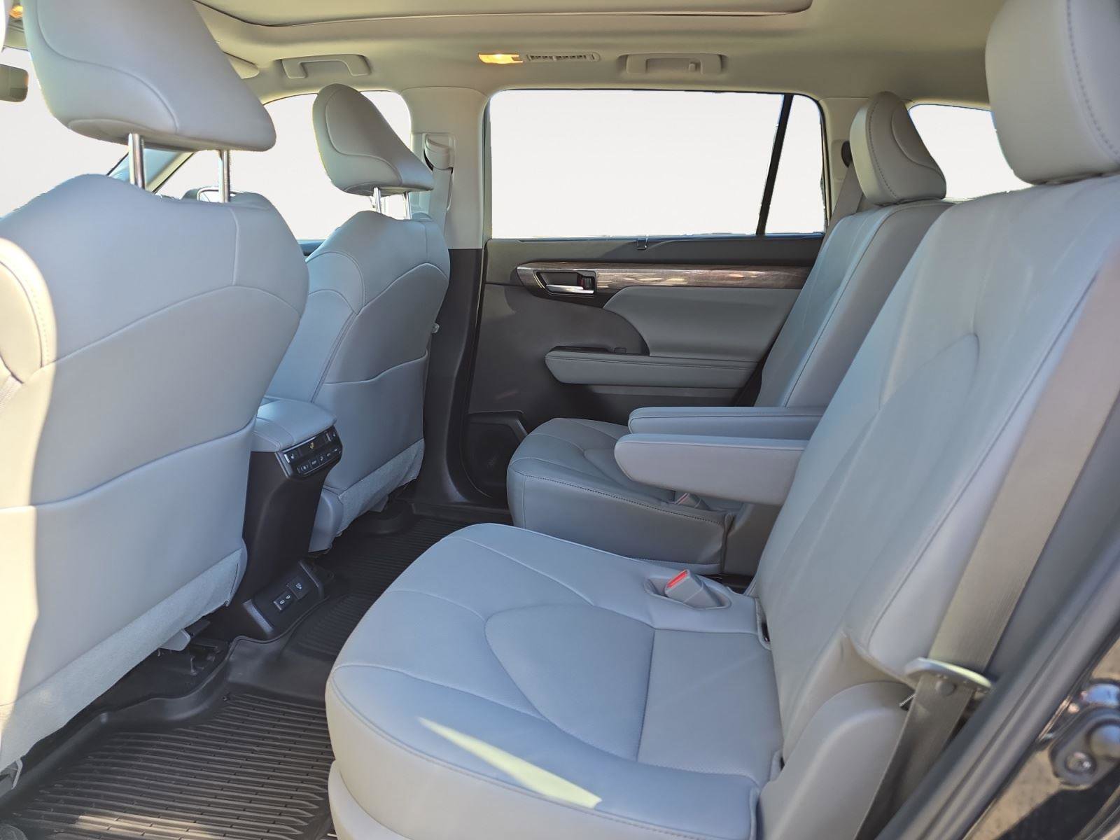 Used 2023 Toyota Highlander Platinum image 18