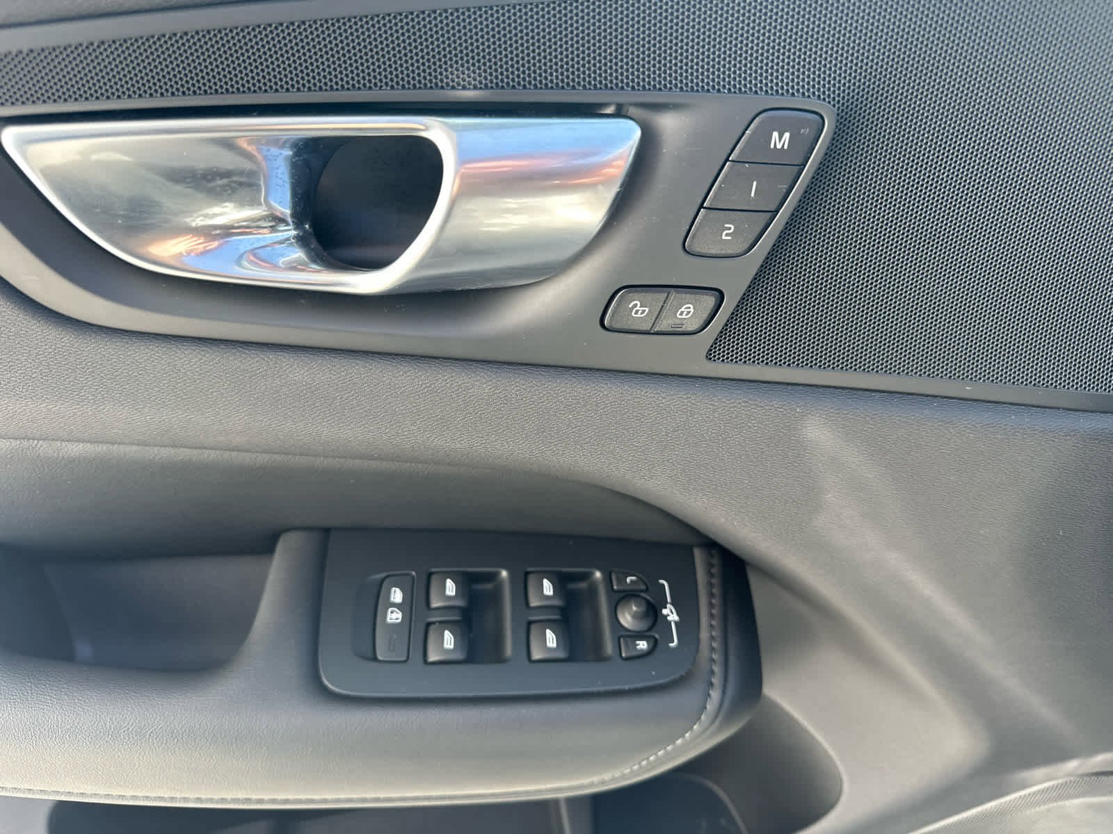 Used 2025 Volvo XC60 B5 Plus image 16