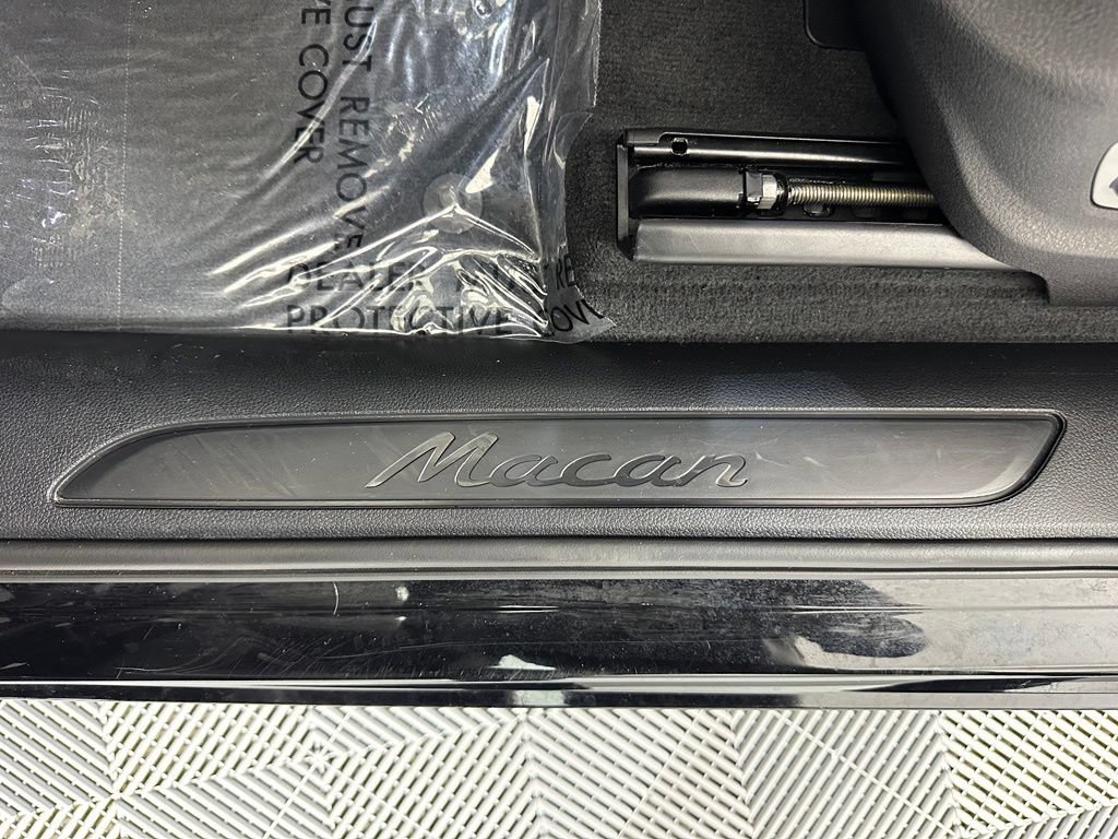 Certified 2025 Porsche Macan w/ Premium Package Plus AWD/4WD image 20