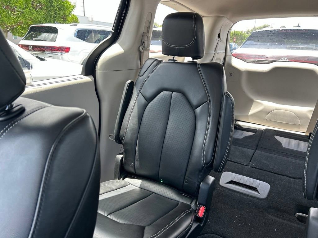 Used 2024 Chrysler Pacifica Touring-L FWD image 12