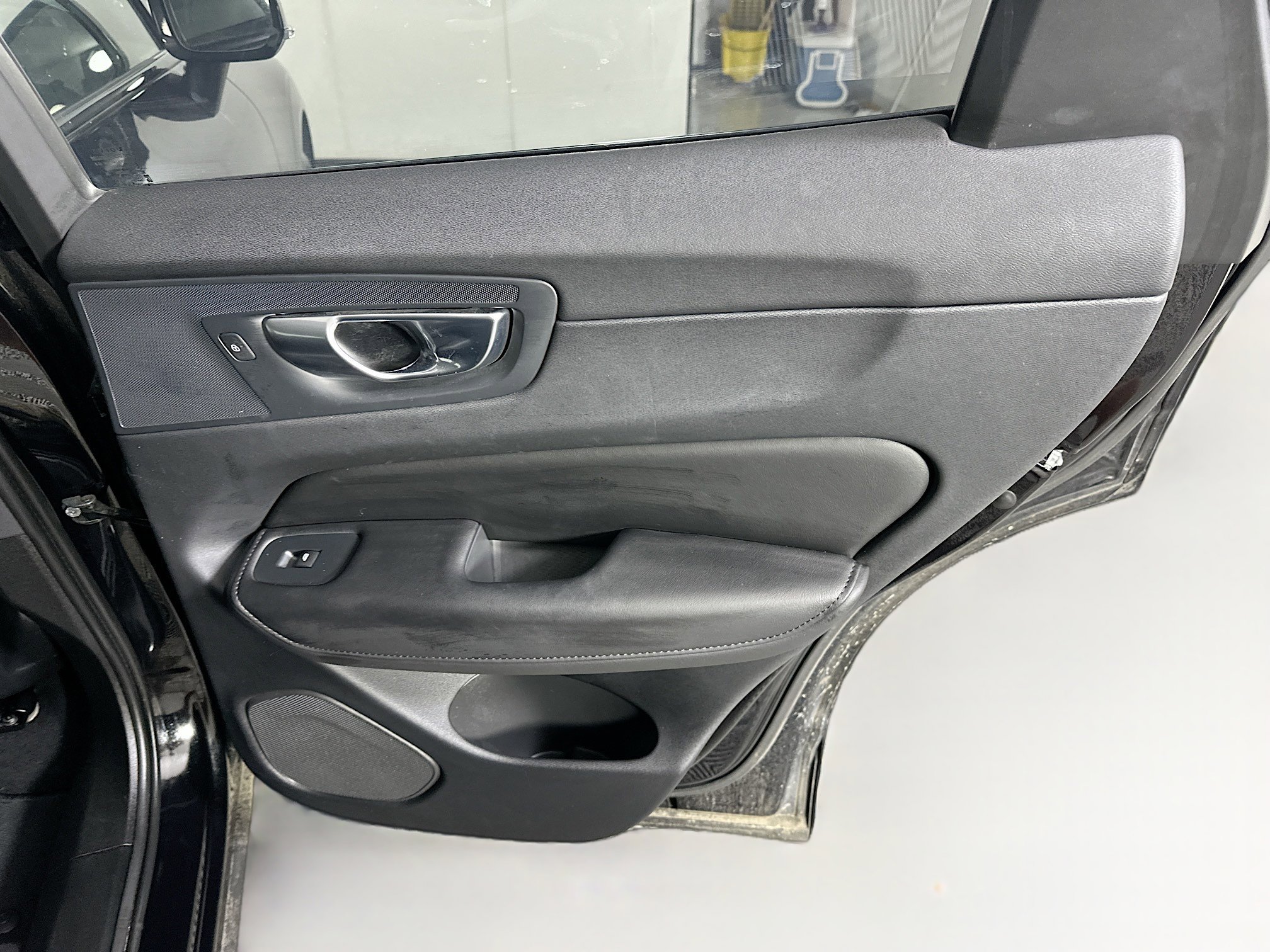 Used 2025 Volvo XC60 B5 Plus image 32