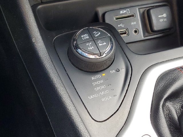 Used 2017 Jeep Cherokee Trailhawk AWD/4WD image 26
