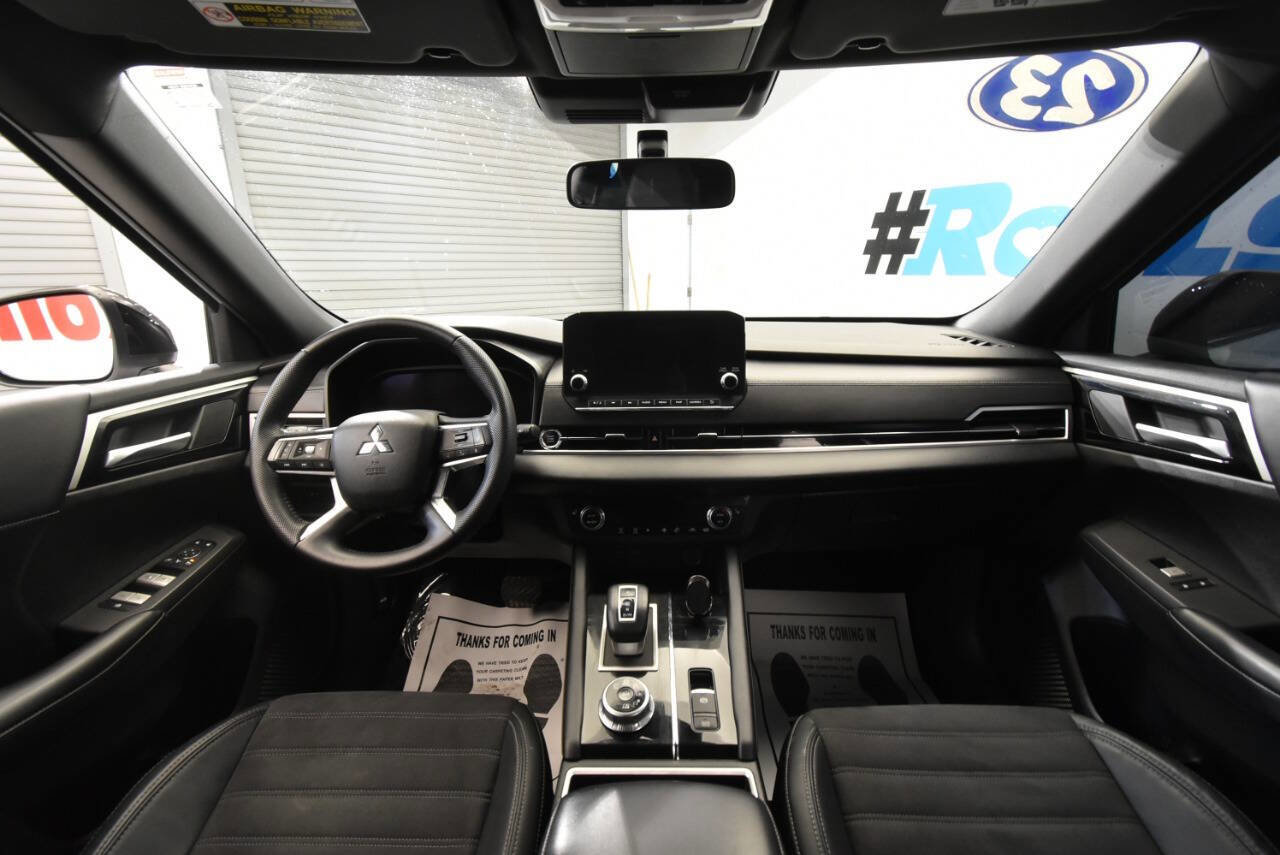 Used 2023 Mitsubishi Outlander SE Black Edition image 17