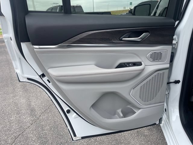 Used 2023 Jeep Grand Cherokee Overland AWD/4WD image 17