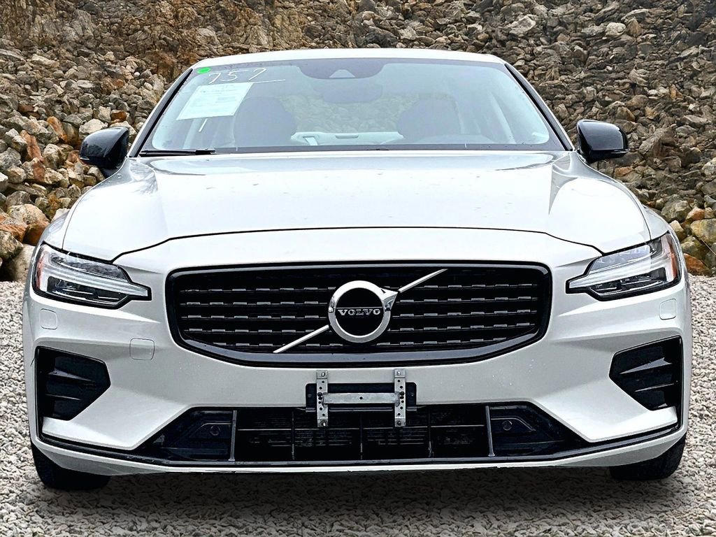 Used 2022 Volvo S60 B5 Momentum w/ Climate Package FWD image 3