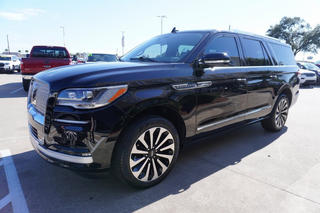 Used 2023 Lincoln Navigator L Reserve image 3