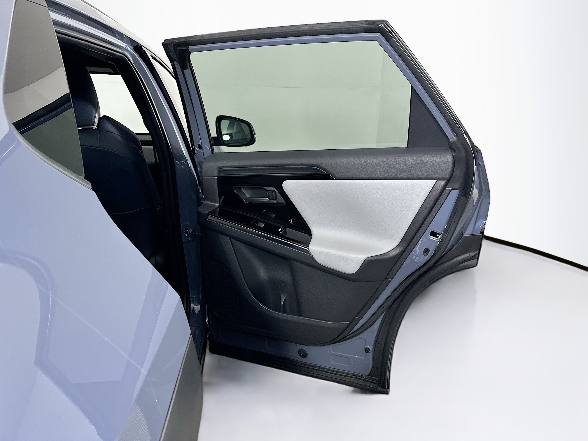 Used 2023 Subaru Solterra Limited image 29