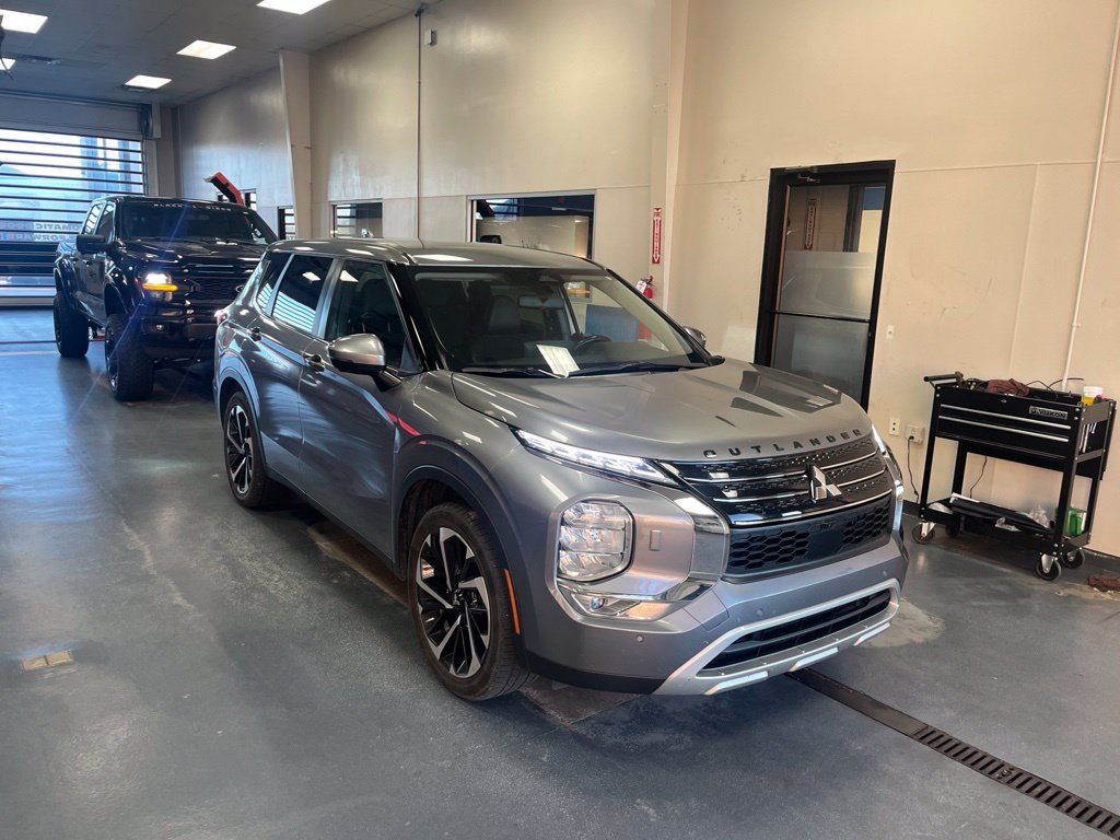 Used 2022 Mitsubishi Outlander SE AWD/4WD image 1