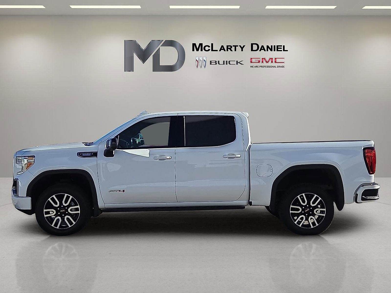 Used 2022 GMC Sierra 1500 AT4 w/ AT4 Premium Package image 3