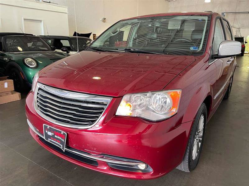 Used 2015 Chrysler Town & Country Touring-L w/ Driver Convenience Group FWD image 3