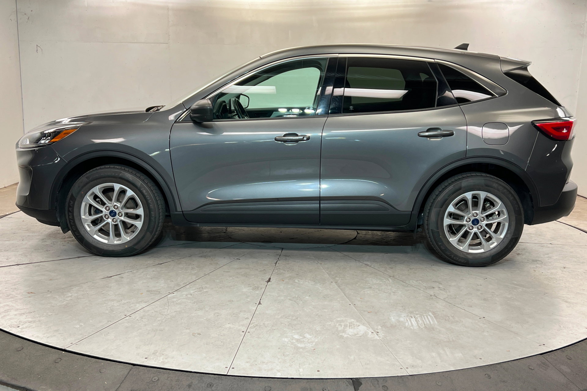 Used 2022 Ford Escape SE w/ Cold Weather Package image 2