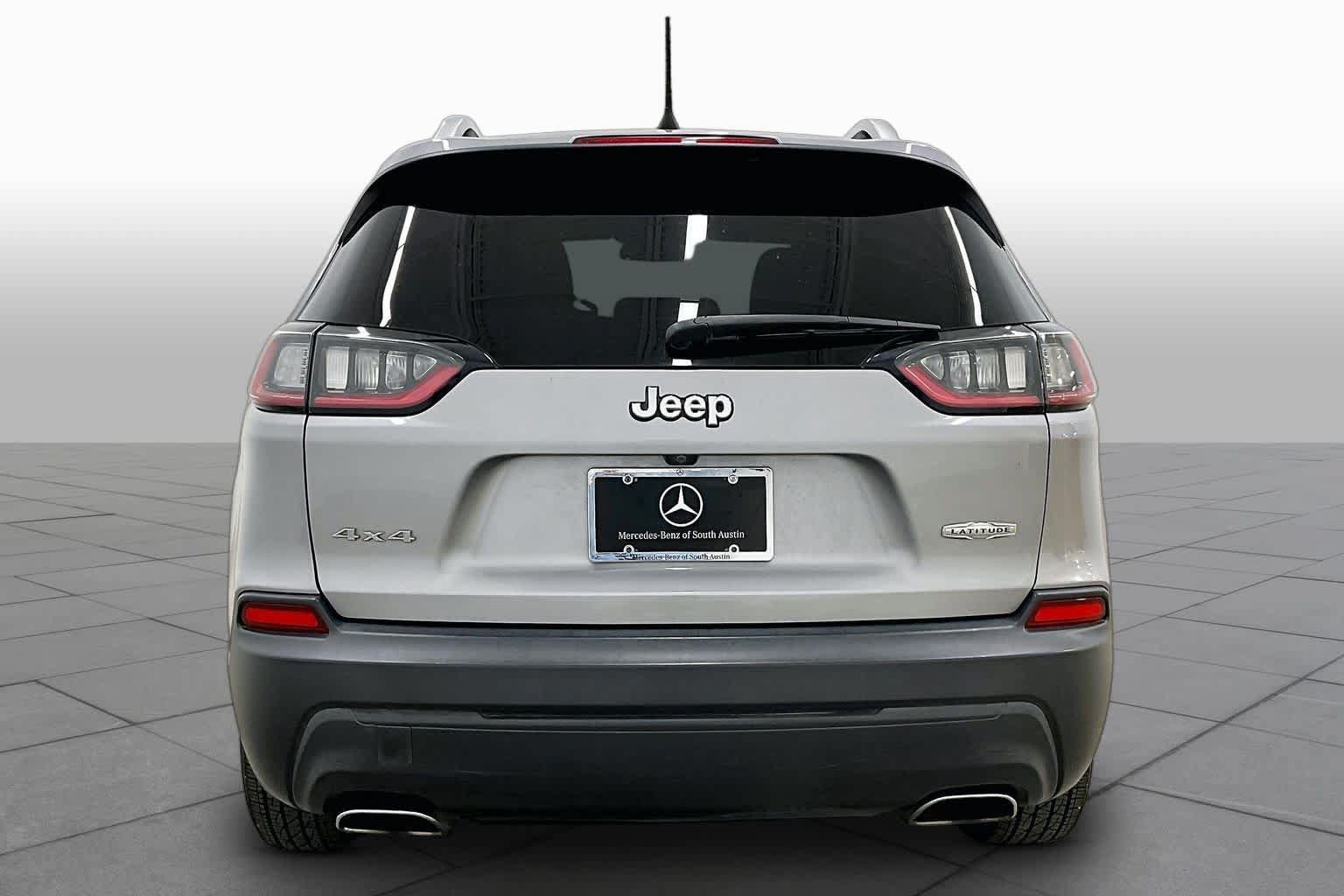 Used 2019 Jeep Cherokee Latitude w/ Cold Weather Group AWD/4WD image 5